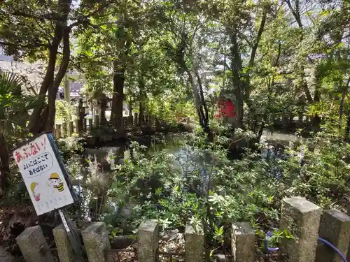 闇之森八幡社の庭園