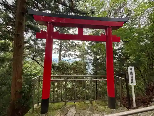 砥鹿神社（奥宮）の{uncategorized: "未分類", other: "その他", undefined: "問題あり", building: "その他建物", grave: "お墓", sacred_gate: "鳥居", guardian: "狛犬", statue: "像", buddha: "仏像", history: "歴史", nature: "自然", garden: "庭園", animal: "動物", pagoda: "塔", temizu: "手水舎", mountain_gate: "山門・神門", sanctuary: "本殿・本堂", subordinate: "末社・摂社", art: "芸術", scenery: "景色", jizo: "地蔵", ema: "絵馬", goshuin: "御朱印", omikuji: "おみくじ", items: "授与品その他", amulet: "お守り", goshuincho: "御朱印帳", eats: "食事", festival: "お祭り", votive_dance: "神楽", shichigosan: "七五三参", wedding: "結婚式", experience: "体験その他", initially: "初詣", around: "周辺", anti_infection: "感染症対策"}