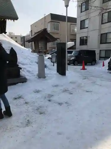 札幌諏訪神社の{uncategorized: "未分類", other: "その他", undefined: "問題あり", building: "その他建物", grave: "お墓", sacred_gate: "鳥居", guardian: "狛犬", statue: "像", buddha: "仏像", history: "歴史", nature: "自然", garden: "庭園", animal: "動物", pagoda: "塔", temizu: "手水舎", mountain_gate: "山門・神門", sanctuary: "本殿・本堂", subordinate: "末社・摂社", art: "芸術", scenery: "景色", jizo: "地蔵", ema: "絵馬", goshuin: "御朱印", omikuji: "おみくじ", items: "授与品その他", amulet: "お守り", goshuincho: "御朱印帳", eats: "食事", festival: "お祭り", votive_dance: "神楽", shichigosan: "七五三参", wedding: "結婚式", experience: "体験その他", initially: "初詣", around: "周辺", anti_infection: "感染症対策"}