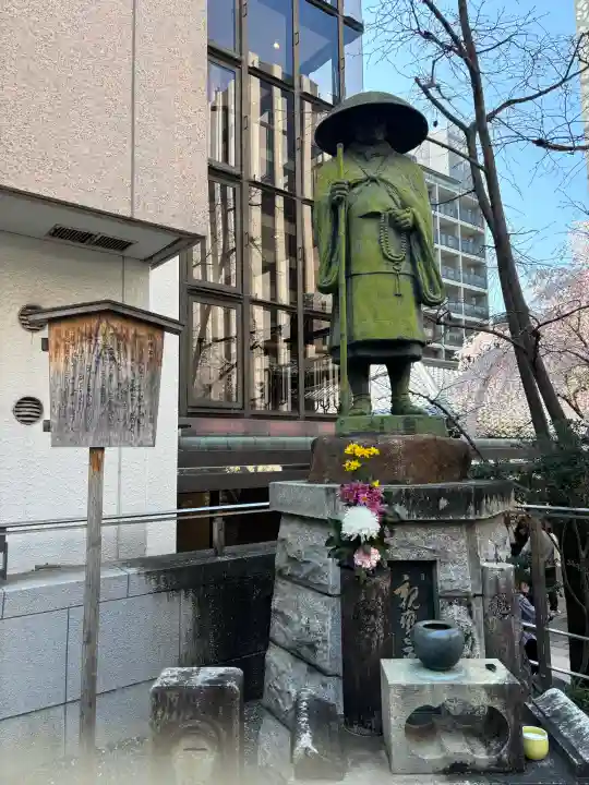 頂法寺(六角堂)の{uncategorized: "未分類", other: "その他", undefined: "問題あり", building: "その他建物", grave: "お墓", sacred_gate: "鳥居", guardian: "狛犬", statue: "像", buddha: "仏像", history: "歴史", nature: "自然", garden: "庭園", animal: "動物", pagoda: "塔", temizu: "手水舎", mountain_gate: "山門・神門", sanctuary: "本殿・本堂", subordinate: "末社・摂社", art: "芸術", scenery: "景色", jizo: "地蔵", ema: "絵馬", goshuin: "御朱印", omikuji: "おみくじ", items: "授与品その他", amulet: "お守り", goshuincho: "御朱印帳", eats: "食事", festival: "お祭り", votive_dance: "神楽", shichigosan: "七五三参", wedding: "結婚式", experience: "体験その他", initially: "初詣", around: "周辺", anti_infection: "感染症対策"}
