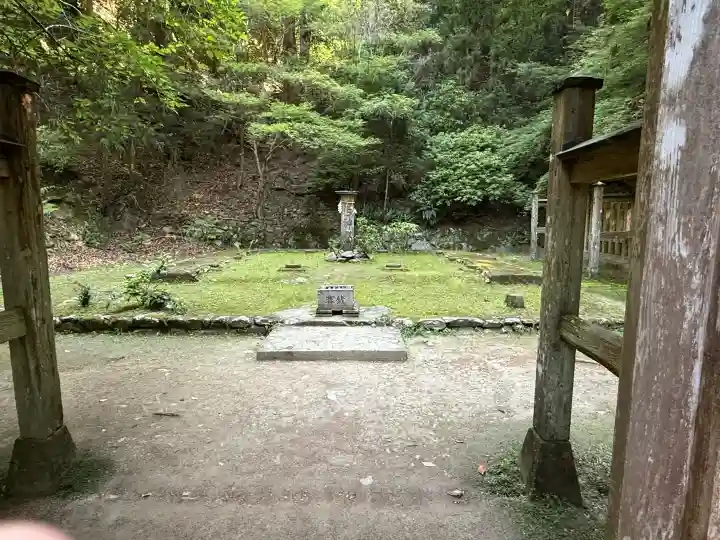 伊野天照皇大神宮の{uncategorized: "未分類", other: "その他", undefined: "問題あり", building: "その他建物", grave: "お墓", sacred_gate: "鳥居", guardian: "狛犬", statue: "像", buddha: "仏像", history: "歴史", nature: "自然", garden: "庭園", animal: "動物", pagoda: "塔", temizu: "手水舎", mountain_gate: "山門・神門", sanctuary: "本殿・本堂", subordinate: "末社・摂社", art: "芸術", scenery: "景色", jizo: "地蔵", ema: "絵馬", goshuin: "御朱印", omikuji: "おみくじ", items: "授与品その他", amulet: "お守り", goshuincho: "御朱印帳", eats: "食事", festival: "お祭り", votive_dance: "神楽", shichigosan: "七五三参", wedding: "結婚式", experience: "体験その他", initially: "初詣", around: "周辺", anti_infection: "感染症対策"}