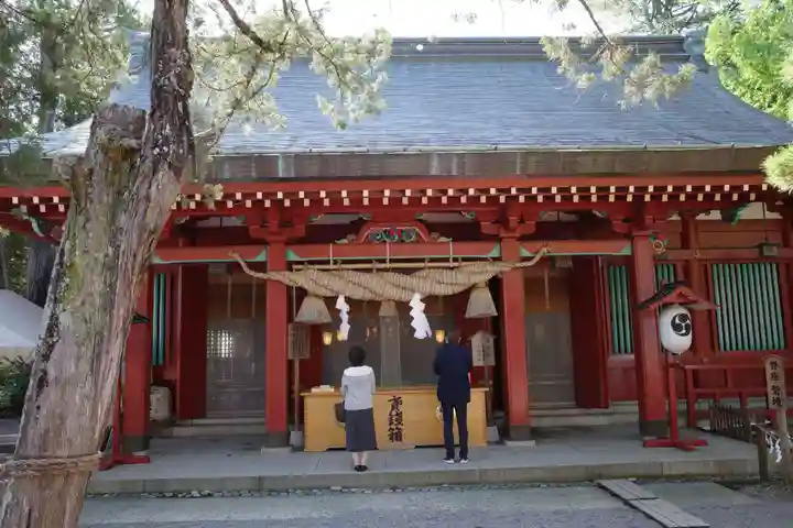 生島足島神社の本殿・本堂