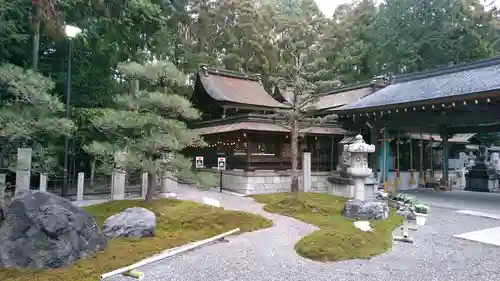 建部大社の庭園