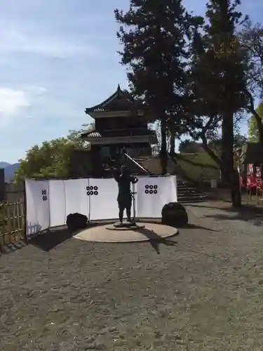 眞田神社の像