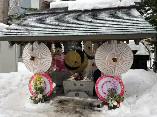札幌諏訪神社の{uncategorized: "未分類", other: "その他", undefined: "問題あり", building: "その他建物", grave: "お墓", sacred_gate: "鳥居", guardian: "狛犬", statue: "像", buddha: "仏像", history: "歴史", nature: "自然", garden: "庭園", animal: "動物", pagoda: "塔", temizu: "手水舎", mountain_gate: "山門・神門", sanctuary: "本殿・本堂", subordinate: "末社・摂社", art: "芸術", scenery: "景色", jizo: "地蔵", ema: "絵馬", goshuin: "御朱印", omikuji: "おみくじ", items: "授与品その他", amulet: "お守り", goshuincho: "御朱印帳", eats: "食事", festival: "お祭り", votive_dance: "神楽", shichigosan: "七五三参", wedding: "結婚式", experience: "体験その他", initially: "初詣", around: "周辺", anti_infection: "感染症対策"}