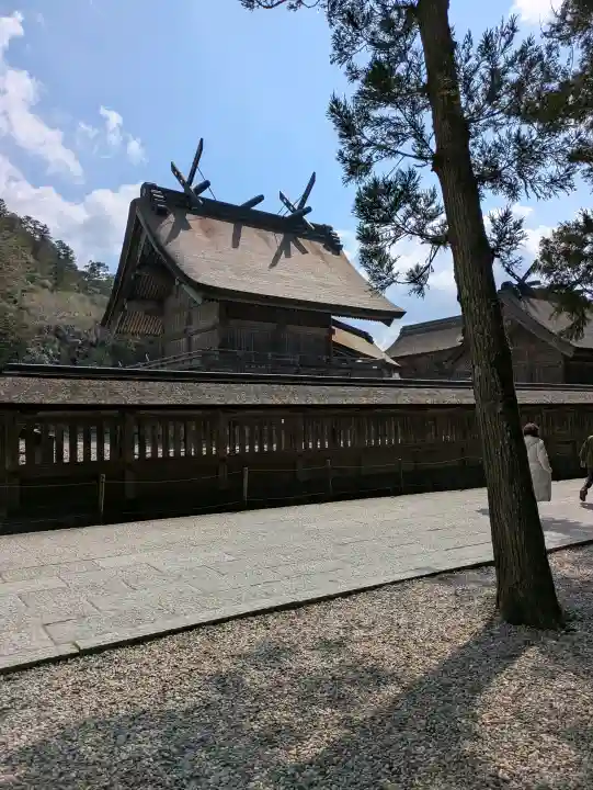 出雲大社の{uncategorized: "未分類", other: "その他", undefined: "問題あり", building: "その他建物", grave: "お墓", sacred_gate: "鳥居", guardian: "狛犬", statue: "像", buddha: "仏像", history: "歴史", nature: "自然", garden: "庭園", animal: "動物", pagoda: "塔", temizu: "手水舎", mountain_gate: "山門・神門", sanctuary: "本殿・本堂", subordinate: "末社・摂社", art: "芸術", scenery: "景色", jizo: "地蔵", ema: "絵馬", goshuin: "御朱印", omikuji: "おみくじ", items: "授与品その他", amulet: "お守り", goshuincho: "御朱印帳", eats: "食事", festival: "お祭り", votive_dance: "神楽", shichigosan: "七五三参", wedding: "結婚式", experience: "体験その他", initially: "初詣", around: "周辺", anti_infection: "感染症対策"}