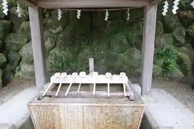 往馬坐伊古麻都比古神社の手水舎
