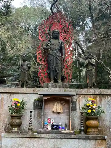 大本山七宝瀧寺の{uncategorized: "未分類", other: "その他", undefined: "問題あり", building: "その他建物", grave: "お墓", sacred_gate: "鳥居", guardian: "狛犬", statue: "像", buddha: "仏像", history: "歴史", nature: "自然", garden: "庭園", animal: "動物", pagoda: "塔", temizu: "手水舎", mountain_gate: "山門・神門", sanctuary: "本殿・本堂", subordinate: "末社・摂社", art: "芸術", scenery: "景色", jizo: "地蔵", ema: "絵馬", goshuin: "御朱印", omikuji: "おみくじ", items: "授与品その他", amulet: "お守り", goshuincho: "御朱印帳", eats: "食事", festival: "お祭り", votive_dance: "神楽", shichigosan: "七五三参", wedding: "結婚式", experience: "体験その他", initially: "初詣", around: "周辺", anti_infection: "感染症対策"}