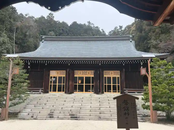 近江神宮の{uncategorized: "未分類", other: "その他", undefined: "問題あり", building: "その他建物", grave: "お墓", sacred_gate: "鳥居", guardian: "狛犬", statue: "像", buddha: "仏像", history: "歴史", nature: "自然", garden: "庭園", animal: "動物", pagoda: "塔", temizu: "手水舎", mountain_gate: "山門・神門", sanctuary: "本殿・本堂", subordinate: "末社・摂社", art: "芸術", scenery: "景色", jizo: "地蔵", ema: "絵馬", goshuin: "御朱印", omikuji: "おみくじ", items: "授与品その他", amulet: "お守り", goshuincho: "御朱印帳", eats: "食事", festival: "お祭り", votive_dance: "神楽", shichigosan: "七五三参", wedding: "結婚式", experience: "体験その他", initially: "初詣", around: "周辺", anti_infection: "感染症対策"}