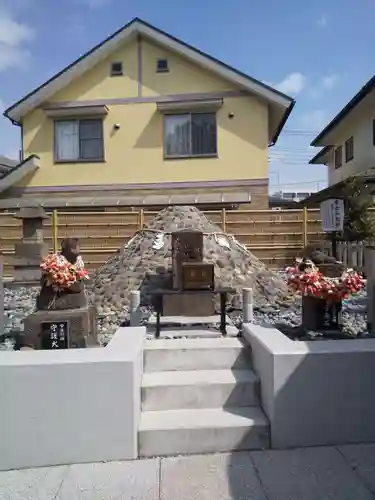 神鳥前川神社の像