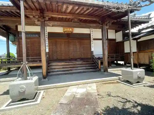 延寿寺の{uncategorized: "未分類", other: "その他", undefined: "問題あり", building: "その他建物", grave: "お墓", sacred_gate: "鳥居", guardian: "狛犬", statue: "像", buddha: "仏像", history: "歴史", nature: "自然", garden: "庭園", animal: "動物", pagoda: "塔", temizu: "手水舎", mountain_gate: "山門・神門", sanctuary: "本殿・本堂", subordinate: "末社・摂社", art: "芸術", scenery: "景色", jizo: "地蔵", ema: "絵馬", goshuin: "御朱印", omikuji: "おみくじ", items: "授与品その他", amulet: "お守り", goshuincho: "御朱印帳", eats: "食事", festival: "お祭り", votive_dance: "神楽", shichigosan: "七五三参", wedding: "結婚式", experience: "体験その他", initially: "初詣", around: "周辺", anti_infection: "感染症対策"}