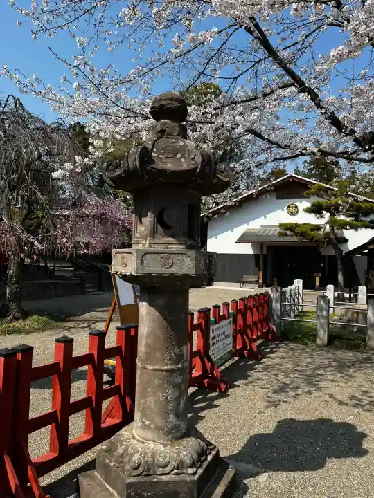 世良田東照宮の{uncategorized: "未分類", other: "その他", undefined: "問題あり", building: "その他建物", grave: "お墓", sacred_gate: "鳥居", guardian: "狛犬", statue: "像", buddha: "仏像", history: "歴史", nature: "自然", garden: "庭園", animal: "動物", pagoda: "塔", temizu: "手水舎", mountain_gate: "山門・神門", sanctuary: "本殿・本堂", subordinate: "末社・摂社", art: "芸術", scenery: "景色", jizo: "地蔵", ema: "絵馬", goshuin: "御朱印", omikuji: "おみくじ", items: "授与品その他", amulet: "お守り", goshuincho: "御朱印帳", eats: "食事", festival: "お祭り", votive_dance: "神楽", shichigosan: "七五三参", wedding: "結婚式", experience: "体験その他", initially: "初詣", around: "周辺", anti_infection: "感染症対策"}