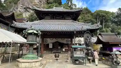 宝山寺の本殿・本堂