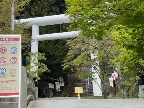 土津神社｜こどもと出世の神さまの{uncategorized: "未分類", other: "その他", undefined: "問題あり", building: "その他建物", grave: "お墓", sacred_gate: "鳥居", guardian: "狛犬", statue: "像", buddha: "仏像", history: "歴史", nature: "自然", garden: "庭園", animal: "動物", pagoda: "塔", temizu: "手水舎", mountain_gate: "山門・神門", sanctuary: "本殿・本堂", subordinate: "末社・摂社", art: "芸術", scenery: "景色", jizo: "地蔵", ema: "絵馬", goshuin: "御朱印", omikuji: "おみくじ", items: "授与品その他", amulet: "お守り", goshuincho: "御朱印帳", eats: "食事", festival: "お祭り", votive_dance: "神楽", shichigosan: "七五三参", wedding: "結婚式", experience: "体験その他", initially: "初詣", around: "周辺", anti_infection: "感染症対策"}