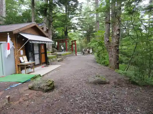 新屋山神社奥宮の建物その他