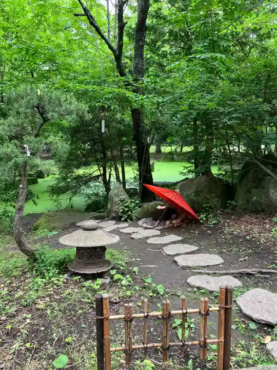 帯廣神社の庭園