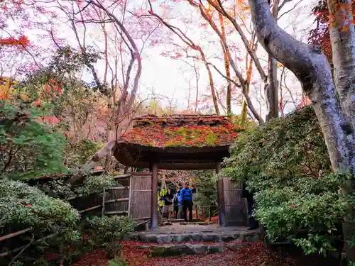 祇王寺の山門・神門