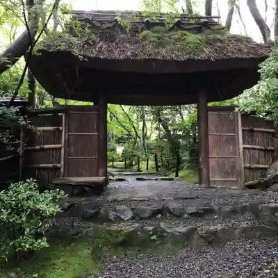 祇王寺の山門・神門