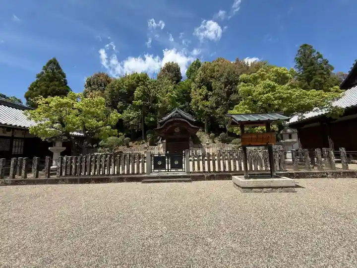 叡福寺の{uncategorized: "未分類", other: "その他", undefined: "問題あり", building: "その他建物", grave: "お墓", sacred_gate: "鳥居", guardian: "狛犬", statue: "像", buddha: "仏像", history: "歴史", nature: "自然", garden: "庭園", animal: "動物", pagoda: "塔", temizu: "手水舎", mountain_gate: "山門・神門", sanctuary: "本殿・本堂", subordinate: "末社・摂社", art: "芸術", scenery: "景色", jizo: "地蔵", ema: "絵馬", goshuin: "御朱印", omikuji: "おみくじ", items: "授与品その他", amulet: "お守り", goshuincho: "御朱印帳", eats: "食事", festival: "お祭り", votive_dance: "神楽", shichigosan: "七五三参", wedding: "結婚式", experience: "体験その他", initially: "初詣", around: "周辺", anti_infection: "感染症対策"}