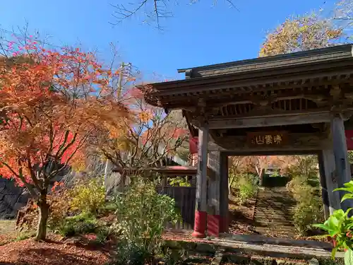 龍谷院の山門