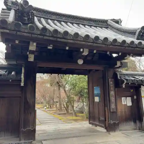 興聖寺の{uncategorized: "未分類", other: "その他", undefined: "問題あり", building: "その他建物", grave: "お墓", sacred_gate: "鳥居", guardian: "狛犬", statue: "像", buddha: "仏像", history: "歴史", nature: "自然", garden: "庭園", animal: "動物", pagoda: "塔", temizu: "手水舎", mountain_gate: "山門・神門", sanctuary: "本殿・本堂", subordinate: "末社・摂社", art: "芸術", scenery: "景色", jizo: "地蔵", ema: "絵馬", goshuin: "御朱印", omikuji: "おみくじ", items: "授与品その他", amulet: "お守り", goshuincho: "御朱印帳", eats: "食事", festival: "お祭り", votive_dance: "神楽", shichigosan: "七五三参", wedding: "結婚式", experience: "体験その他", initially: "初詣", around: "周辺", anti_infection: "感染症対策"}
