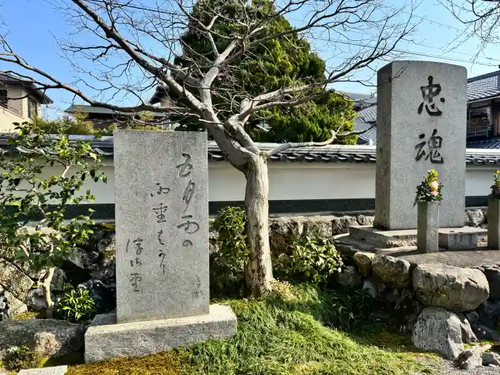 満月寺(浮御堂)の{uncategorized: "未分類", other: "その他", undefined: "問題あり", building: "その他建物", grave: "お墓", sacred_gate: "鳥居", guardian: "狛犬", statue: "像", buddha: "仏像", history: "歴史", nature: "自然", garden: "庭園", animal: "動物", pagoda: "塔", temizu: "手水舎", mountain_gate: "山門・神門", sanctuary: "本殿・本堂", subordinate: "末社・摂社", art: "芸術", scenery: "景色", jizo: "地蔵", ema: "絵馬", goshuin: "御朱印", omikuji: "おみくじ", items: "授与品その他", amulet: "お守り", goshuincho: "御朱印帳", eats: "食事", festival: "お祭り", votive_dance: "神楽", shichigosan: "七五三参", wedding: "結婚式", experience: "体験その他", initially: "初詣", around: "周辺", anti_infection: "感染症対策"}