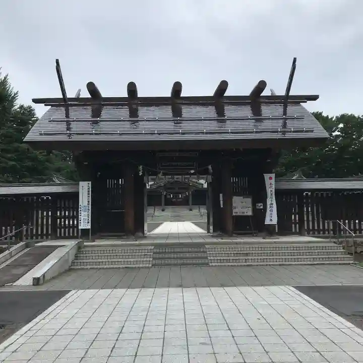 札幌護國神社の山門・神門