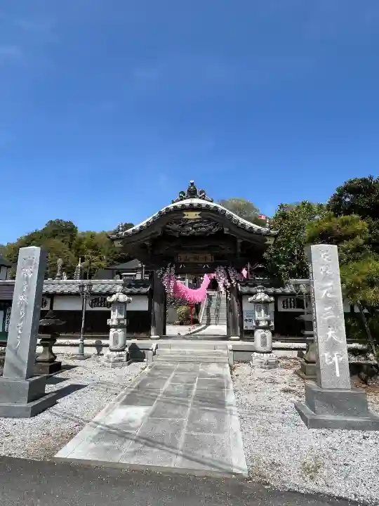 寺岡山元三大師の{uncategorized: "未分類", other: "その他", undefined: "問題あり", building: "その他建物", grave: "お墓", sacred_gate: "鳥居", guardian: "狛犬", statue: "像", buddha: "仏像", history: "歴史", nature: "自然", garden: "庭園", animal: "動物", pagoda: "塔", temizu: "手水舎", mountain_gate: "山門・神門", sanctuary: "本殿・本堂", subordinate: "末社・摂社", art: "芸術", scenery: "景色", jizo: "地蔵", ema: "絵馬", goshuin: "御朱印", omikuji: "おみくじ", items: "授与品その他", amulet: "お守り", goshuincho: "御朱印帳", eats: "食事", festival: "お祭り", votive_dance: "神楽", shichigosan: "七五三参", wedding: "結婚式", experience: "体験その他", initially: "初詣", around: "周辺", anti_infection: "感染症対策"}