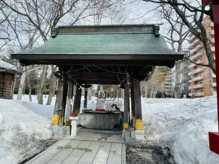 彌彦神社 (伊夜日子神社)の{uncategorized: "未分類", other: "その他", undefined: "問題あり", building: "その他建物", grave: "お墓", sacred_gate: "鳥居", guardian: "狛犬", statue: "像", buddha: "仏像", history: "歴史", nature: "自然", garden: "庭園", animal: "動物", pagoda: "塔", temizu: "手水舎", mountain_gate: "山門・神門", sanctuary: "本殿・本堂", subordinate: "末社・摂社", art: "芸術", scenery: "景色", jizo: "地蔵", ema: "絵馬", goshuin: "御朱印", omikuji: "おみくじ", items: "授与品その他", amulet: "お守り", goshuincho: "御朱印帳", eats: "食事", festival: "お祭り", votive_dance: "神楽", shichigosan: "七五三参", wedding: "結婚式", experience: "体験その他", initially: "初詣", around: "周辺", anti_infection: "感染症対策"}