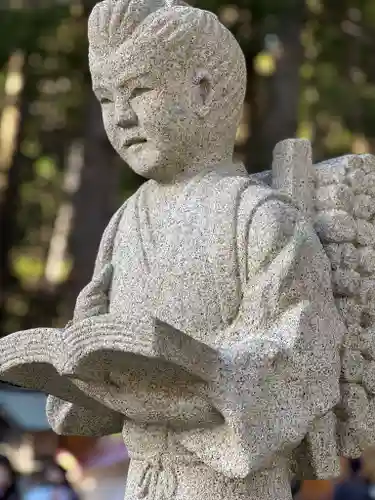 小國神社の像