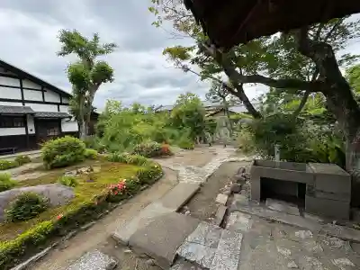 禅華院の{uncategorized: "未分類", other: "その他", undefined: "問題あり", building: "その他建物", grave: "お墓", sacred_gate: "鳥居", guardian: "狛犬", statue: "像", buddha: "仏像", history: "歴史", nature: "自然", garden: "庭園", animal: "動物", pagoda: "塔", temizu: "手水舎", mountain_gate: "山門・神門", sanctuary: "本殿・本堂", subordinate: "末社・摂社", art: "芸術", scenery: "景色", jizo: "地蔵", ema: "絵馬", goshuin: "御朱印", omikuji: "おみくじ", items: "授与品その他", amulet: "お守り", goshuincho: "御朱印帳", eats: "食事", festival: "お祭り", votive_dance: "神楽", shichigosan: "七五三参", wedding: "結婚式", experience: "体験その他", initially: "初詣", around: "周辺", anti_infection: "感染症対策"}