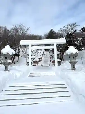 夕張神社の{uncategorized: "未分類", other: "その他", undefined: "問題あり", building: "その他建物", grave: "お墓", sacred_gate: "鳥居", guardian: "狛犬", statue: "像", buddha: "仏像", history: "歴史", nature: "自然", garden: "庭園", animal: "動物", pagoda: "塔", temizu: "手水舎", mountain_gate: "山門・神門", sanctuary: "本殿・本堂", subordinate: "末社・摂社", art: "芸術", scenery: "景色", jizo: "地蔵", ema: "絵馬", goshuin: "御朱印", omikuji: "おみくじ", items: "授与品その他", amulet: "お守り", goshuincho: "御朱印帳", eats: "食事", festival: "お祭り", votive_dance: "神楽", shichigosan: "七五三参", wedding: "結婚式", experience: "体験その他", initially: "初詣", around: "周辺", anti_infection: "感染症対策"}