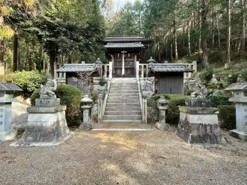 諏訪神社の{uncategorized: "未分類", other: "その他", undefined: "問題あり", building: "その他建物", grave: "お墓", sacred_gate: "鳥居", guardian: "狛犬", statue: "像", buddha: "仏像", history: "歴史", nature: "自然", garden: "庭園", animal: "動物", pagoda: "塔", temizu: "手水舎", mountain_gate: "山門・神門", sanctuary: "本殿・本堂", subordinate: "末社・摂社", art: "芸術", scenery: "景色", jizo: "地蔵", ema: "絵馬", goshuin: "御朱印", omikuji: "おみくじ", items: "授与品その他", amulet: "お守り", goshuincho: "御朱印帳", eats: "食事", festival: "お祭り", votive_dance: "神楽", shichigosan: "七五三参", wedding: "結婚式", experience: "体験その他", initially: "初詣", around: "周辺", anti_infection: "感染症対策"}