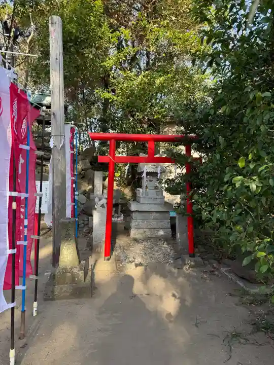 久里浜八幡神社の{uncategorized: "未分類", other: "その他", undefined: "問題あり", building: "その他建物", grave: "お墓", sacred_gate: "鳥居", guardian: "狛犬", statue: "像", buddha: "仏像", history: "歴史", nature: "自然", garden: "庭園", animal: "動物", pagoda: "塔", temizu: "手水舎", mountain_gate: "山門・神門", sanctuary: "本殿・本堂", subordinate: "末社・摂社", art: "芸術", scenery: "景色", jizo: "地蔵", ema: "絵馬", goshuin: "御朱印", omikuji: "おみくじ", items: "授与品その他", amulet: "お守り", goshuincho: "御朱印帳", eats: "食事", festival: "お祭り", votive_dance: "神楽", shichigosan: "七五三参", wedding: "結婚式", experience: "体験その他", initially: "初詣", around: "周辺", anti_infection: "感染症対策"}