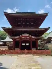 薦神社の山門