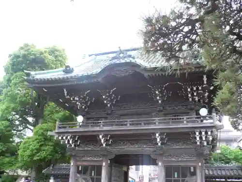 題経寺（柴又帝釈天）の山門・神門