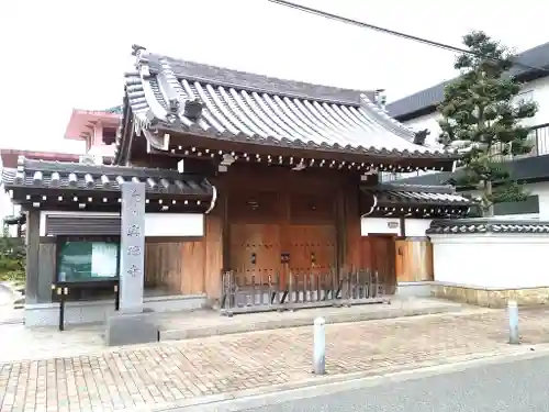 興徳寺の山門