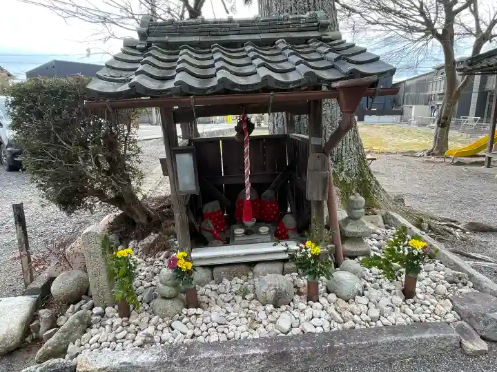 八幡神社(水口町新城)の{uncategorized: "未分類", other: "その他", undefined: "問題あり", building: "その他建物", grave: "お墓", sacred_gate: "鳥居", guardian: "狛犬", statue: "像", buddha: "仏像", history: "歴史", nature: "自然", garden: "庭園", animal: "動物", pagoda: "塔", temizu: "手水舎", mountain_gate: "山門・神門", sanctuary: "本殿・本堂", subordinate: "末社・摂社", art: "芸術", scenery: "景色", jizo: "地蔵", ema: "絵馬", goshuin: "御朱印", omikuji: "おみくじ", items: "授与品その他", amulet: "お守り", goshuincho: "御朱印帳", eats: "食事", festival: "お祭り", votive_dance: "神楽", shichigosan: "七五三参", wedding: "結婚式", experience: "体験その他", initially: "初詣", around: "周辺", anti_infection: "感染症対策"}