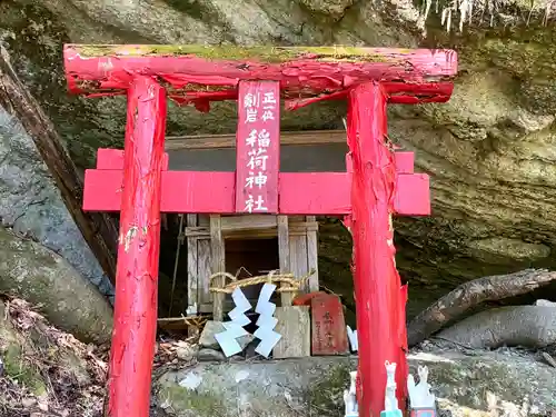 剣岩稲荷神社の本殿