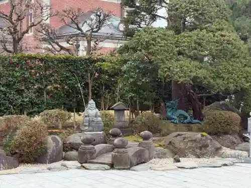 里之宮 湯殿山神社の{uncategorized: "未分類", other: "その他", undefined: "問題あり", building: "その他建物", grave: "お墓", sacred_gate: "鳥居", guardian: "狛犬", statue: "像", buddha: "仏像", history: "歴史", nature: "自然", garden: "庭園", animal: "動物", pagoda: "塔", temizu: "手水舎", mountain_gate: "山門・神門", sanctuary: "本殿・本堂", subordinate: "末社・摂社", art: "芸術", scenery: "景色", jizo: "地蔵", ema: "絵馬", goshuin: "御朱印", omikuji: "おみくじ", items: "授与品その他", amulet: "お守り", goshuincho: "御朱印帳", eats: "食事", festival: "お祭り", votive_dance: "神楽", shichigosan: "七五三参", wedding: "結婚式", experience: "体験その他", initially: "初詣", around: "周辺", anti_infection: "感染症対策"}