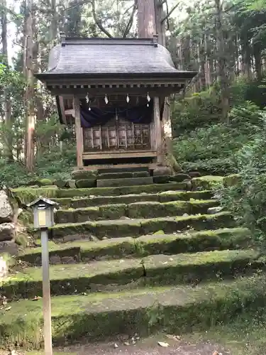 雄山神社中宮祈願殿の建物その他