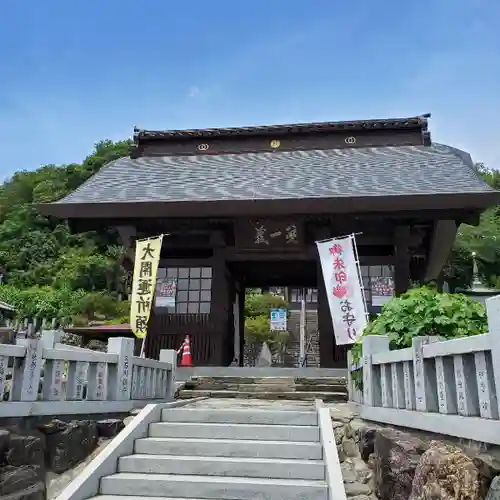 埼玉厄除け開運大師・龍泉寺（切り絵御朱印発祥の寺）の山門・神門