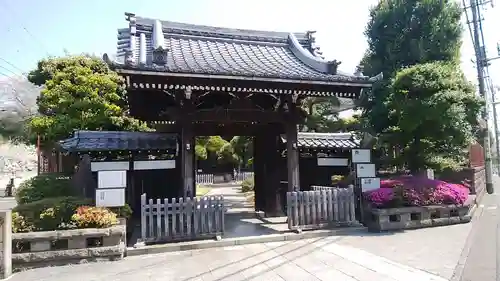 照栄院の山門