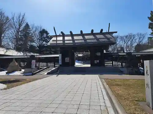 札幌護國神社の山門・神門