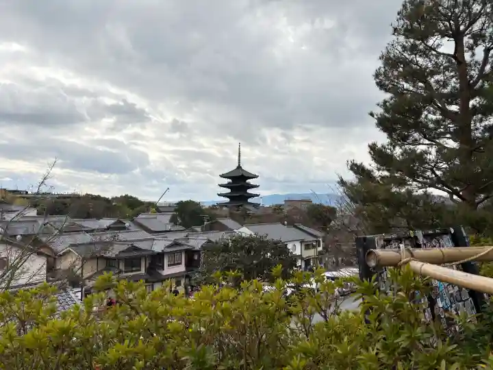 清水寺の{uncategorized: "未分類", other: "その他", undefined: "問題あり", building: "その他建物", grave: "お墓", sacred_gate: "鳥居", guardian: "狛犬", statue: "像", buddha: "仏像", history: "歴史", nature: "自然", garden: "庭園", animal: "動物", pagoda: "塔", temizu: "手水舎", mountain_gate: "山門・神門", sanctuary: "本殿・本堂", subordinate: "末社・摂社", art: "芸術", scenery: "景色", jizo: "地蔵", ema: "絵馬", goshuin: "御朱印", omikuji: "おみくじ", items: "授与品その他", amulet: "お守り", goshuincho: "御朱印帳", eats: "食事", festival: "お祭り", votive_dance: "神楽", shichigosan: "七五三参", wedding: "結婚式", experience: "体験その他", initially: "初詣", around: "周辺", anti_infection: "感染症対策"}