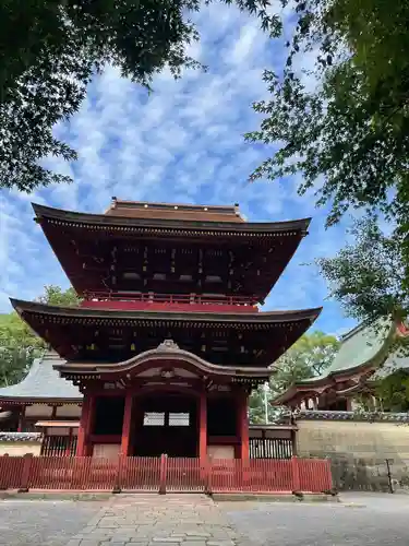 薦神社の山門