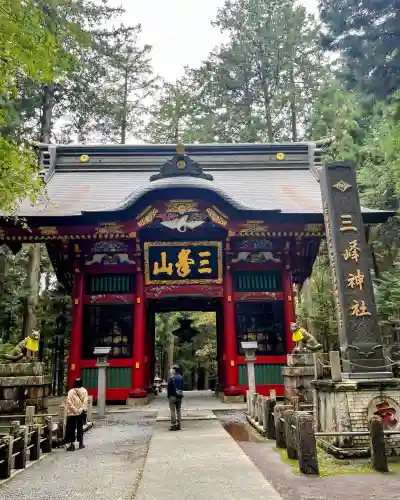 三峯神社の{uncategorized: "未分類", other: "その他", undefined: "問題あり", building: "その他建物", grave: "お墓", sacred_gate: "鳥居", guardian: "狛犬", statue: "像", buddha: "仏像", history: "歴史", nature: "自然", garden: "庭園", animal: "動物", pagoda: "塔", temizu: "手水舎", mountain_gate: "山門・神門", sanctuary: "本殿・本堂", subordinate: "末社・摂社", art: "芸術", scenery: "景色", jizo: "地蔵", ema: "絵馬", goshuin: "御朱印", omikuji: "おみくじ", items: "授与品その他", amulet: "お守り", goshuincho: "御朱印帳", eats: "食事", festival: "お祭り", votive_dance: "神楽", shichigosan: "七五三参", wedding: "結婚式", experience: "体験その他", initially: "初詣", around: "周辺", anti_infection: "感染症対策"}