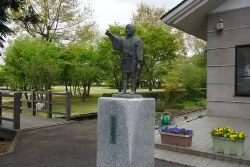 桜町二宮神社の像