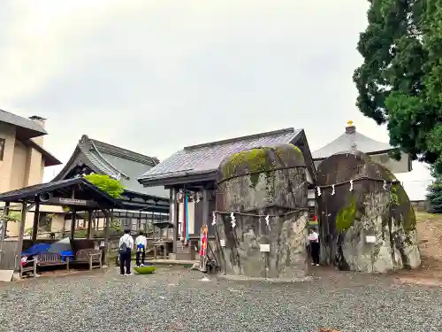 三ツ石神社(岩手県)