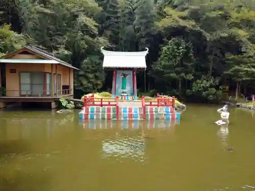 鳩吹稲荷神社の庭園